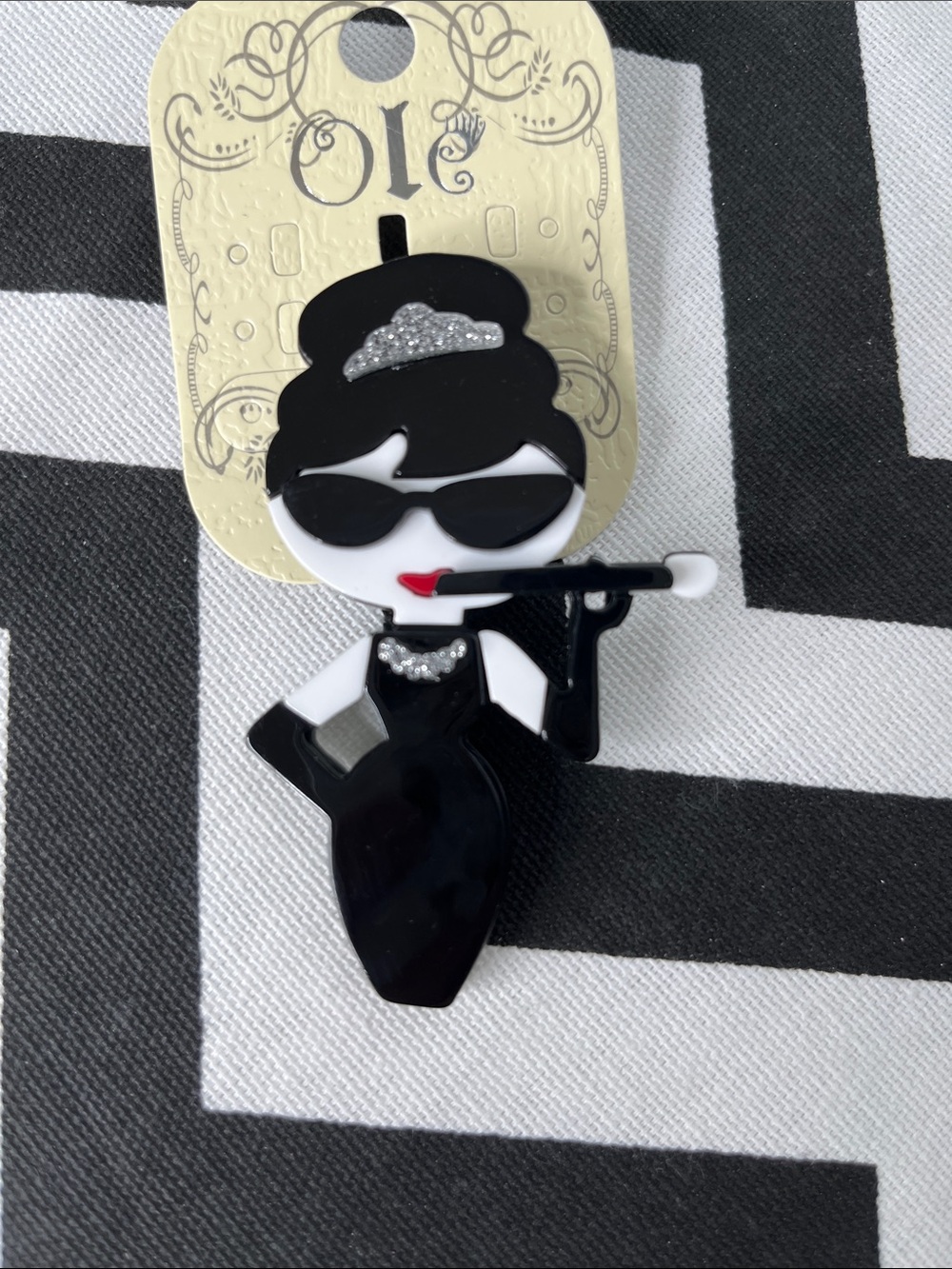 Retro Black & White Woman Silhouette Acrylic Brooch with Red Lip Accent
